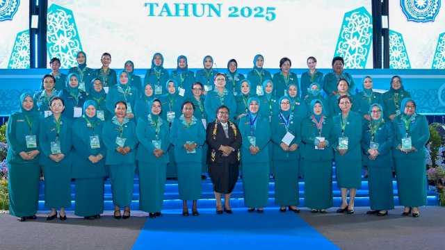 Ketua TP PKK Sulsel, Ny. Naoemi Octarina, menghadiri acara puncak Peringatan Hari Kesatuan Gerak (HKG) PKK ke-53 di Plenary Hall Sempaja, Kota Samarinda.