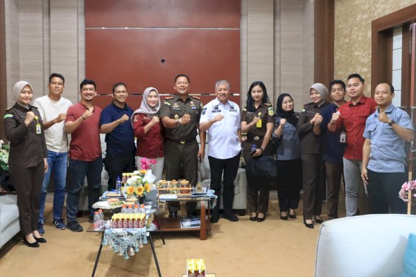 Sinergi Kajari dan Bupati Pinrang Sukseskan Adhyaksa Trail in Beach Run 2025
