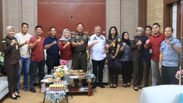 Kepala Kejaksaan Negeri Pinrang, Agung Bagus Kade Kusimantara, berkesempatan bertemu langsung dengan Bupati Pinrang H. A. Irwan Hamid, S.Sos.