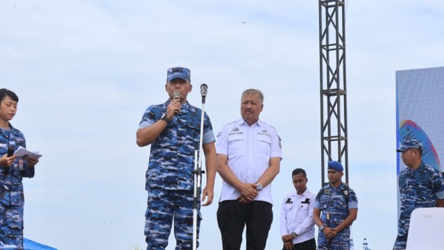 Bupati Pinrang H.A. Irwan Hamid, S.Sos bersama Komandan Pangkalan Udara Sultan Hasanuddin Marsekal Pertama Arifaini Nur Dwiyanto secara resmi menutup rangkaian Festival Budaya, Festival Dirgantara, sekaligus Kejurnas Motor Cross (MX) 2025.