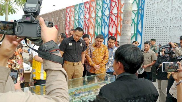 Wali Kota Makassar, Munafri Arifuddin bersama Wakil Wali Kota, Aliyah Mustika Ilham mendampingi Menteri Koordinator Bidang Infrastruktur dan Pembangunan Kewilayahan, Agus Harimurti Yudhoyono (AHY), meninjau Instalasi Pengolahan Air Limbah (IPAL) Losari.
