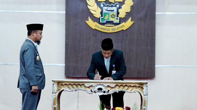 Gubernur Sulawesi Selatan, Andi Sudirman Sulaiman secara resmi mengukuhkan Rasono sebagai Kepala Perwakilan Badan Pengawasan Keuangan dan Pembangunan (BPKP) Sulsel.