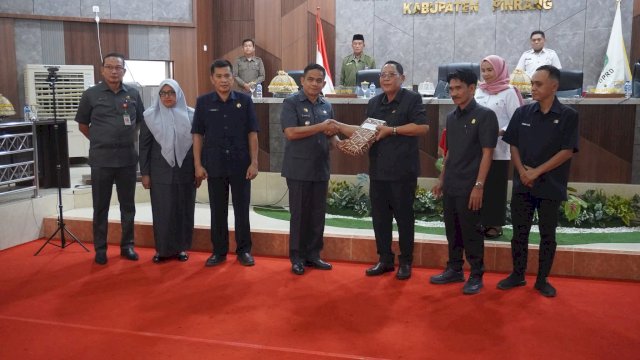 Wakil Bupati Pinrang, Sudirman Bungi, S.IP., M.Si saat memberikan sambutan pada Rapat Paripurna DPRD Kabupaten Pinrang.