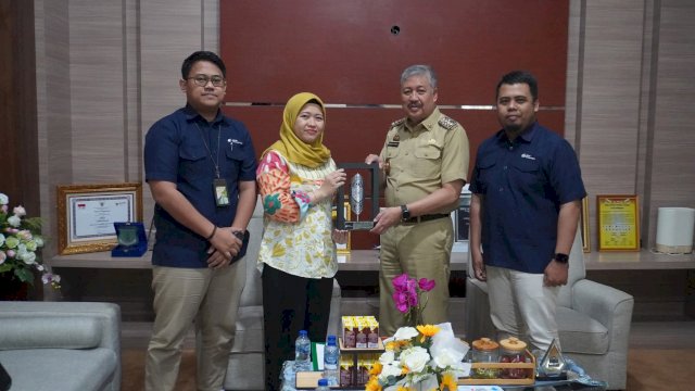 Bupati Pinrang, H.A. Irwan Hamid, S.Sos menerima dua audiensi di ruang rapat dan ruang kerja Bupati.