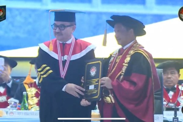 Predikat Cumlaude, Sekda Sulsel Jufri Rahman Raih Lulusan Terbaik S3 Ilmu Pemerintahan IPDN