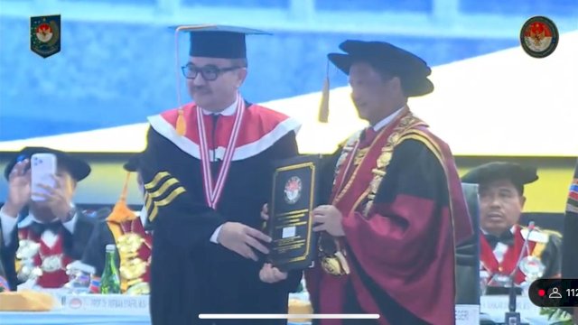 Sekretaris Daerah Provinsi Sulawesi Selatan, Dr. Jufri Rahman, M.Si., berhasil meraih predikat lulusan terbaik Program Doktor Ilmu Pemerintahan.