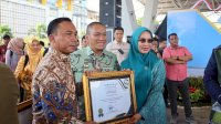 Bupati, Wabup, dan Ketua TP PKK Lutim Terima Penghargaan dari Menteri Pembangunan Keluarga