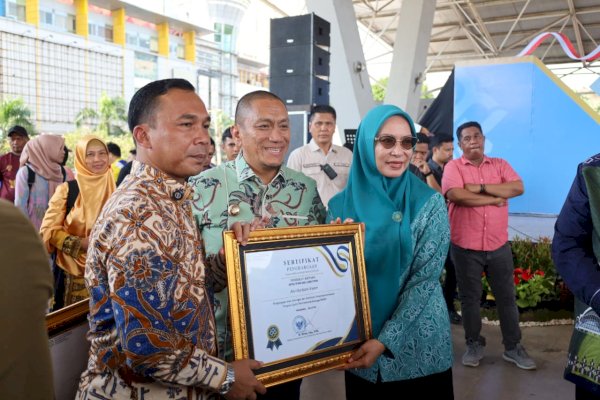 Bupati, Wabup, dan Ketua TP PKK Lutim Terima Penghargaan dari Menteri Pembangunan Keluarga