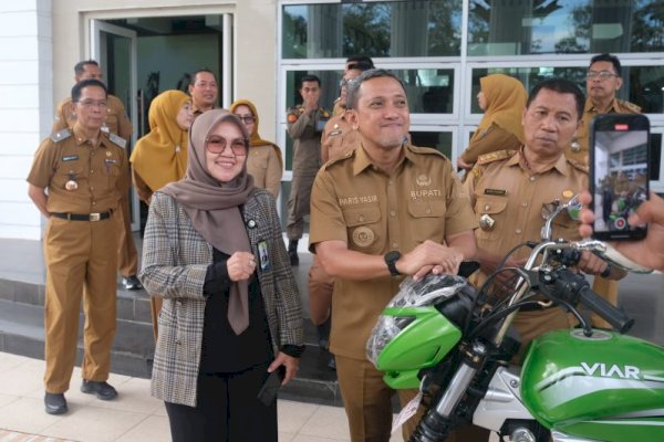 Bank Sulselbar Jeneponto Serahkan Mobil Sampah dan Motor Pengangkut Bibit