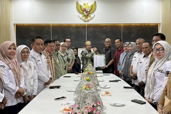 Ketua DPRD Palopo Darwis Terima Hasil Penetapan Kemenangan Pasangan Naili-Akhmad dari KPU Sulsel