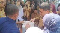 Pemkot Makassar Salurkan Bansos Beras&nbsp;