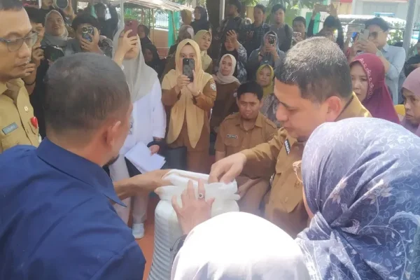Pemkot Makassar Salurkan Bansos Beras 