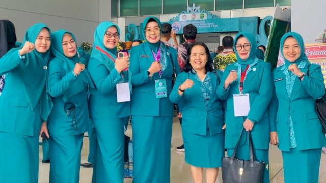 Ketua Tim Penggerak PKK Kabupaten Pinrang Hj. A. Sri Widiyati A. Irwan menghadiri puncak peringatan Hari Kesatuan Gerak (HKG) PKK ke-53.