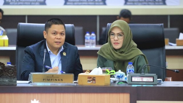 Wakil Ketua DPRD Sulsel, Yasir Machmud, saat memimpim paripurna pemandangan umum fraksi-fraksi.