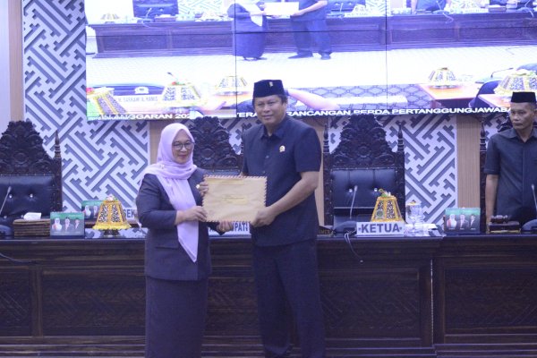 Wabup Lutim Puspawati Serahkan Ranperda APBD 2024 dan Rancangan Perubahan KUA PPAS 2025 di Rapat Paripurna DPRD