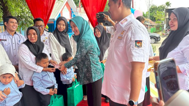 Bupati Pangkep Yusran Lalogau dan Bunda PAUD Hj. Nurlita Wulan Purnama.