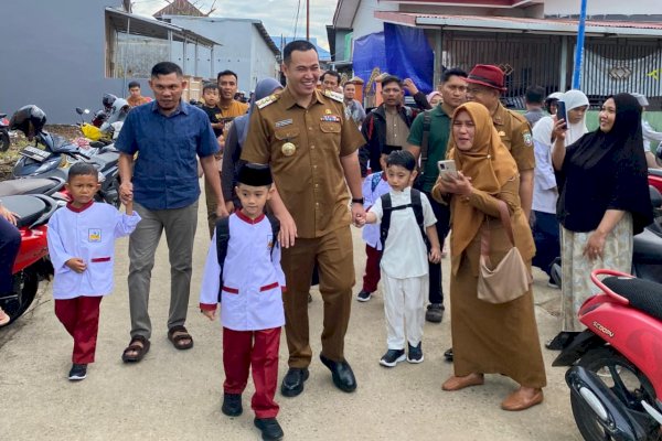 Hari Pertama Sekolah, Bupati Pangkep Yusran Lalogau Turut Mengantar Anak