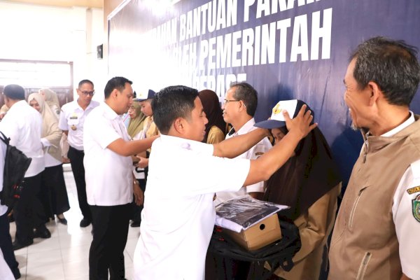 Wujudkan Janji Politiknya Soal Pemerataan Akses Pendidikan, Wali Kota Tasming Hamid Serahkan Ribuan Seragam Sekolah Gratis