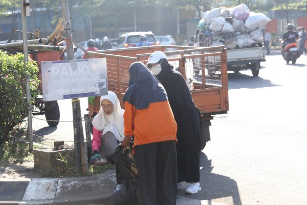 Bersama Pengurus TP PKK, Melinda Aksa Bersihkan Sampah di Kawasan Pantai Losari