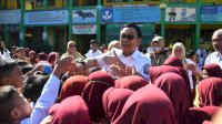 Bupati Suwardi Haseng Serahkan Langsung 93 Seragam Sekolah Gratis, Komitmen Nyata Program Pendidikan di Soppeng