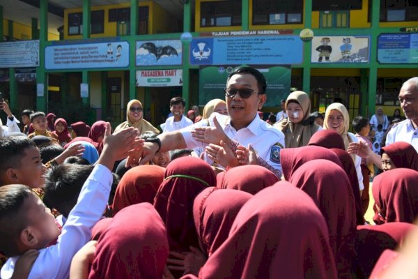Bupati Suwardi Haseng Serahkan Langsung 93 Seragam Sekolah Gratis, Komitmen Nyata Program Pendidikan di Soppeng