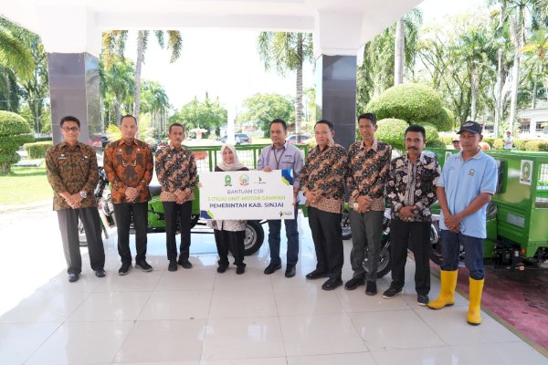 Bupati Sinjai Terima Bantuan Motor Bak Sampah dari Bank Sulselbar