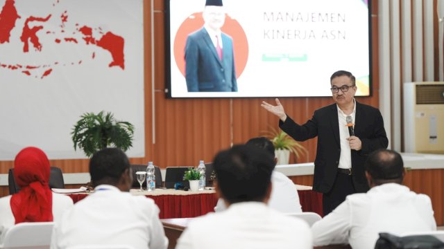 Sekda Sulsel, Dr. Jufri Rahman, M.Si., tampil sebagai narasumber dalam Pelatihan Kepemimpinan Administrator (PKA) Angkatan III.