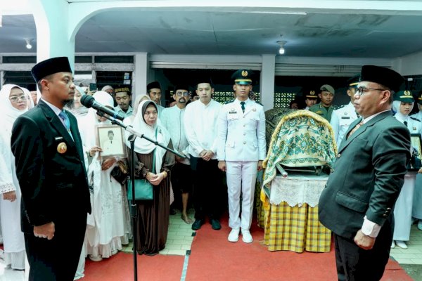 Gubernur Sulsel Lepas Jenazah Mantan Sekprov Mappatoeroeng Parawansa