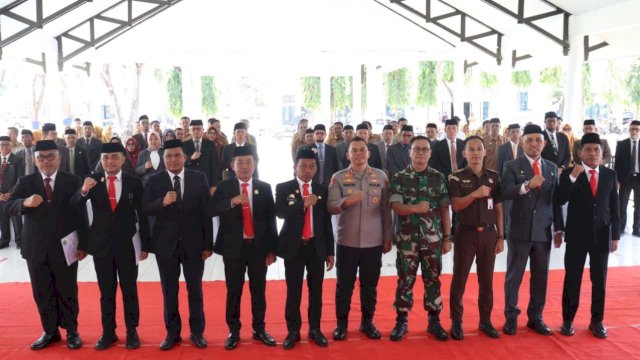Bupati Sidenreng Rappang (Sidrap), H. Syaharuddin Alrif, melantik dan mengambil sumpah empat pejabat pimpinan tinggi pratama.