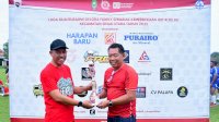 Wabup Sinjai Serahkan Piala pada Laga Silaturahmi Gelora Family
