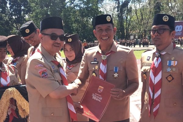 Wabup Sinjai Terima Tanda Penghargaan Gerakan Pramuka Lencana Pancawarsa III