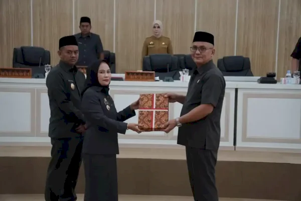 Wali Kota Naili Serahkan Ranperda Perubahan APBD 2025 dalam Rapat Paripurna DPRD Palopo
