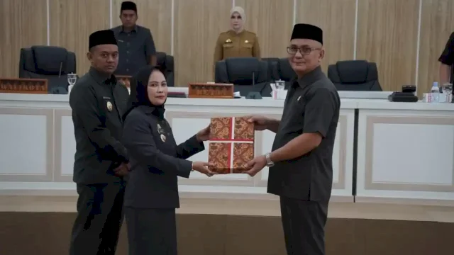Wali Kota Naili Serahkan Ranperda Perubahan APBD 2025 dalam Rapat Paripurna DPRD Palopo