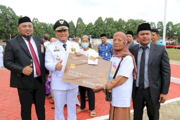 Momen HUT ke-80 RI, Kartu Lutim Pintar dan Lansia Resmi Dibagikan