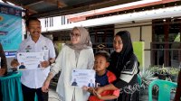 Azizah Irma Reses dan Salurkan Bantuan Beasiswa PIP untuk Anak Sekolah di di Patobong