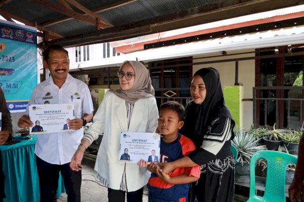 Azizah Irma Reses dan Salurkan Bantuan Beasiswa PIP untuk Anak Sekolah di di Patobong