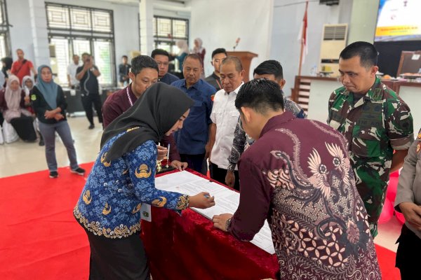 Bupati Syaharuddin Alrif Serahkan 310 SK Pengangkatan PPPK Pemkab Sidrap