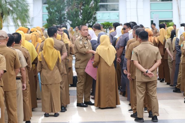 Bupati Ibas Sidak Apel Pagi, Puluhan Pegawai Terciduk Main HP hingga Duduk saat Sekda Beri Sambutan