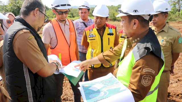 Bupati Luwu Timur, H. Irwan Bachri Syam, melakukan peninjauan langsung terhadap progres pembangunan Laboratorium Kesehatan Masyarakat di Malili.