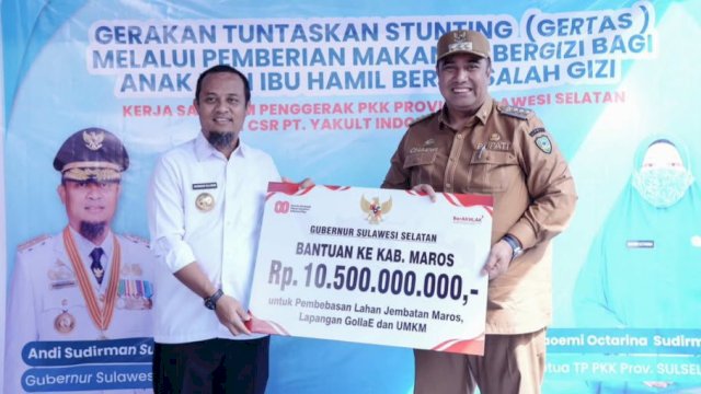 Gubernur Sulawesi Selatan Andi Sudirman Sulaiman menyerahkan bantuan keuangan sebesar Rp10,5 miliar ke Pemkab Maros.