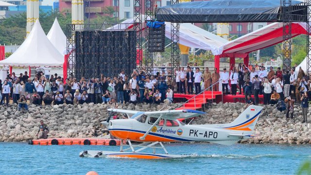Pemprov Sulsel meluncurkan uji coba terbang pesawat amfibi (seaplane) sekaligus menandai peletakan prasasti groundbreaking pembangunan water aerodrome di Taman Andalan CPI Makassar.
