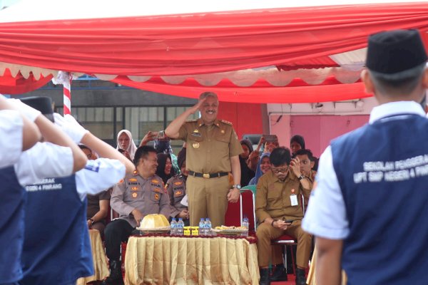 Bupati Irwan Apresiasi Antusias Peserta Gerak Jalan HUT RI ke-80 di Pinrang