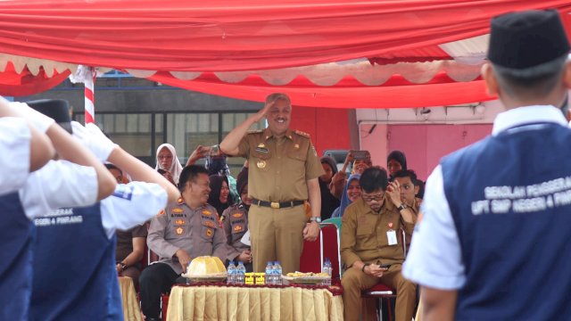 Bupati Irwan Hamid saat menerima secara langsung peserta lomba gerak jalan tingkat SMP dan SMA di panggung penghormatan, Jalan Sultan Hasanuddin.
