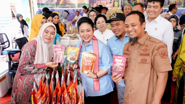 Gubernur Sulawesi Selatan Andi Sudirman Sulaiman mendampingi Komisi IV DPR RI Kunjungan ke BPPMHKP Makassar.