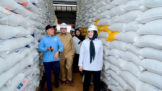 Wakil Gubernur Sulawesi Selatan, Fatmawati Rusdi, mendampingi Ketua Komisi IV DPR RI, Siti Hediati Soeharto, dalam kunjungan kerja ke Kompleks Pergudangan Panaikang, Perum Bulog Makassar.