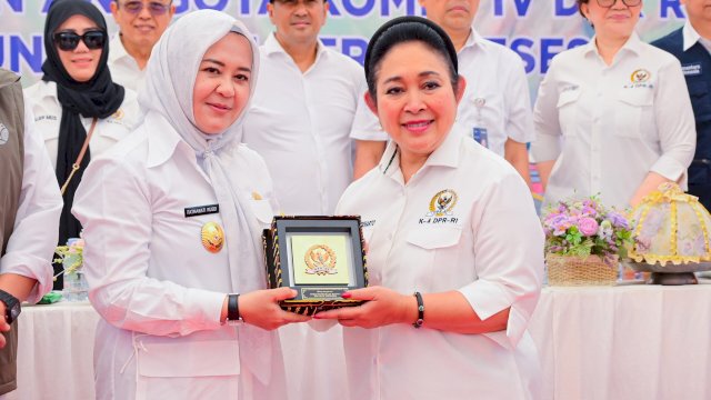 Wagub Sulsel, Fatmawati Rusdi, mendampingi Ketua Komisi IV DPR RI, Siti Hediati Hariyadi atau Titiek Soeharto, dalam kunjungan kerja dan panen raya di Kelurahan Raya, Maros.