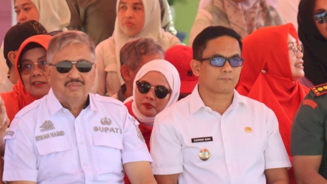 Bupati Pinrang H. A. Irwan Hamid, S.Sos bersama Wakil Bupati Pinrang Sudirman Bungi, S.IP, M.Si, berkesempatan menerima secara langsung rombongan peserta lomba gerak jalan.