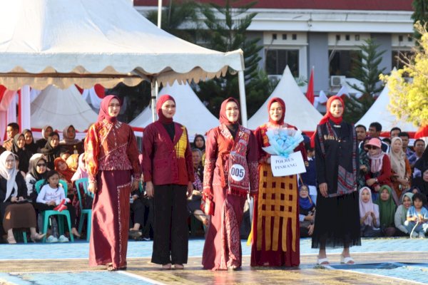 Perdana Digelar, Bintang Fashion Street Angkat Kain Tenun Khas Pinrang