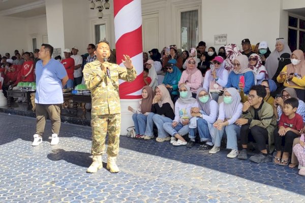 Warga Padati Rujab Bupati Sidrap, Saksikan Penampilan Peserta Gerak Jalan, HUT RI ke-80