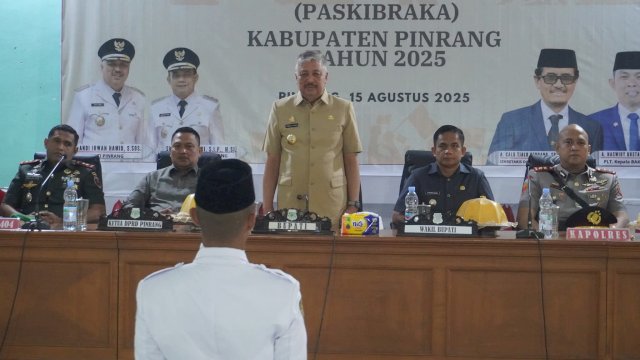 Bupati Pinrang Irwan Hamid, kukuhkan 70 putra-putri terbaik Kabupaten Pinrang resmi dikukuhkan sebagai Paskibraka tingkat Kabupaten Pinrang tahun 2025.